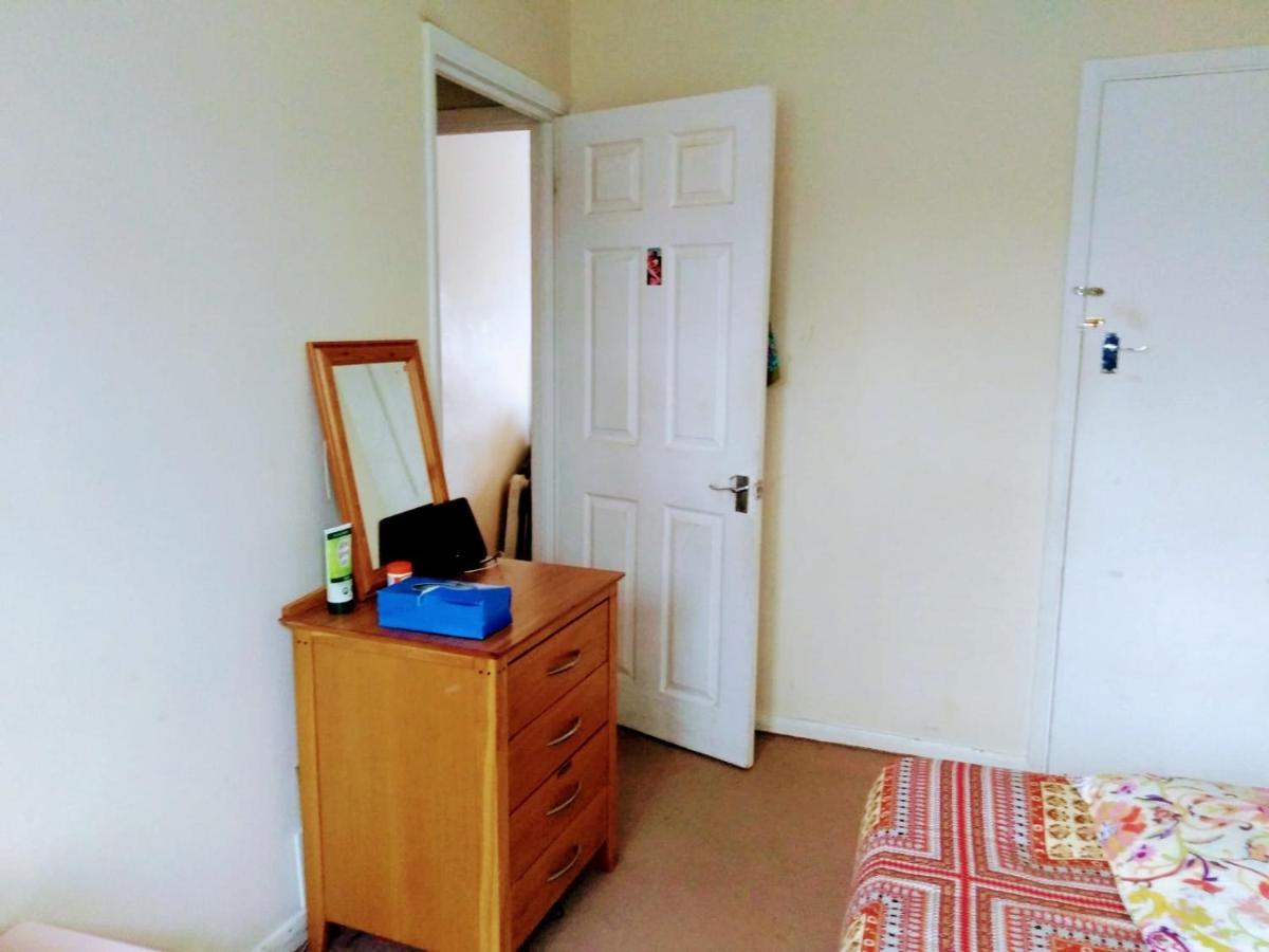 Comfortable Double Bedroom In London Hornchurch Exterior photo