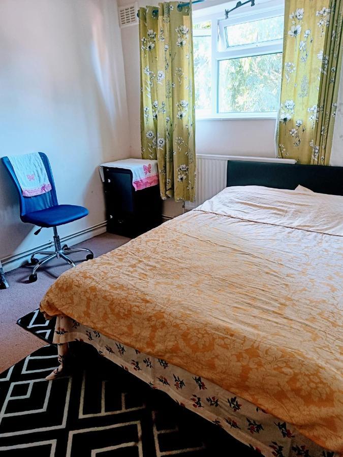 Comfortable Double Bedroom In London Hornchurch Exterior photo